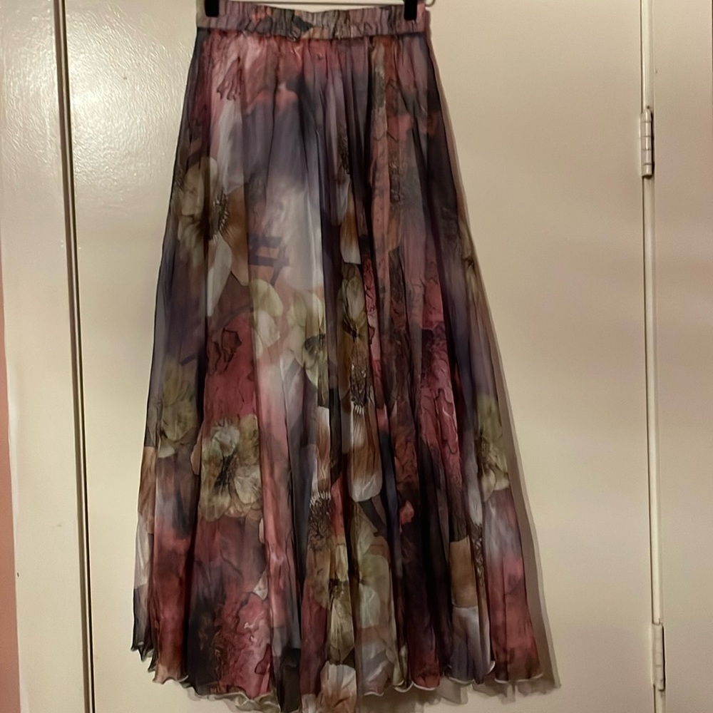 Fully lined multi color chiffon skirt